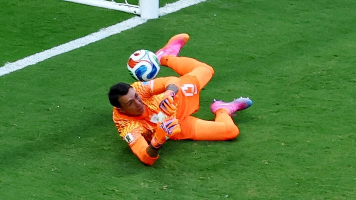 Muslera falha, é substituído no intervalo e aumenta crise no Uruguai