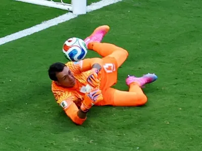 Muslera falha, é substituído no intervalo e aumenta crise no Uruguai