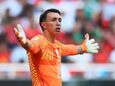 Goleiro do Uruguai pede desculpas após falhas na Copa: 'nunca sofri tanto'