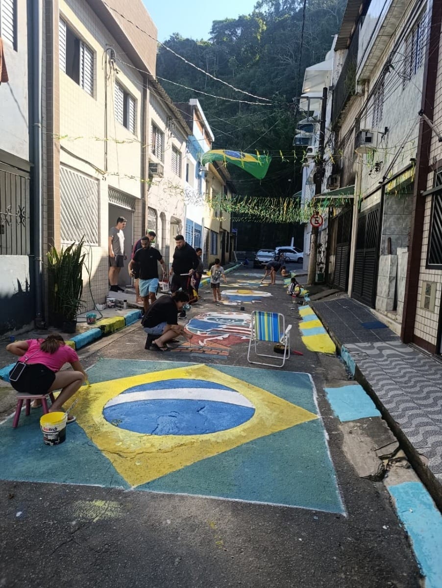 Moradores pintam a rua Silvio Caldas, no bairro Bom Retiro, em Santos (SP) (Foto: Luiz Chiovetti)