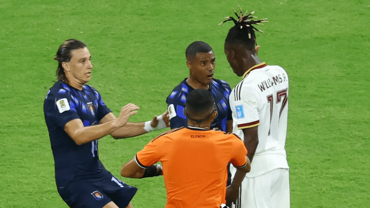 Nico Williams em discussão com De La Cruz em jogo pela Copa do Mundo | Foto: Raquel Cunha/Reuters