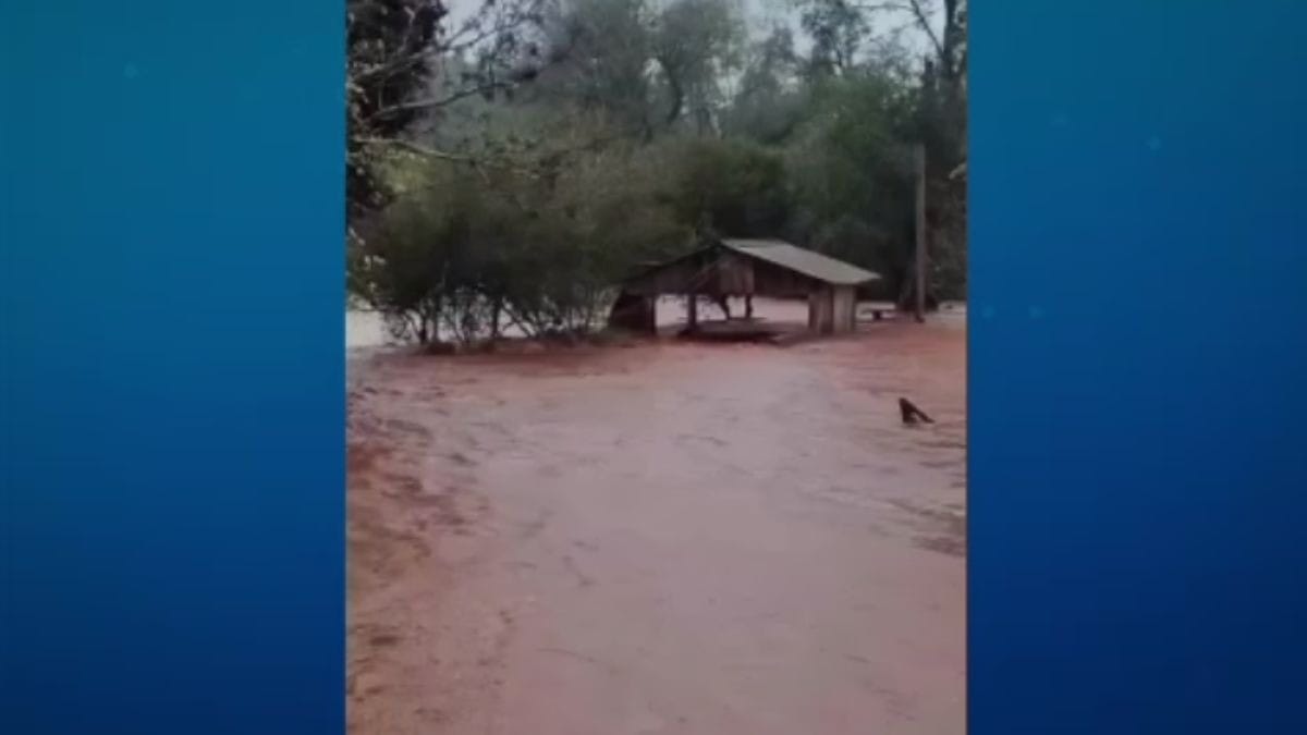 Fortes chuvas provocam alagamentos e isolam municípios no RS