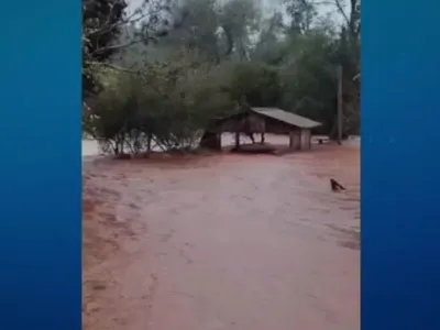 Fortes chuvas provocam alagamentos e isolam municípios no RS