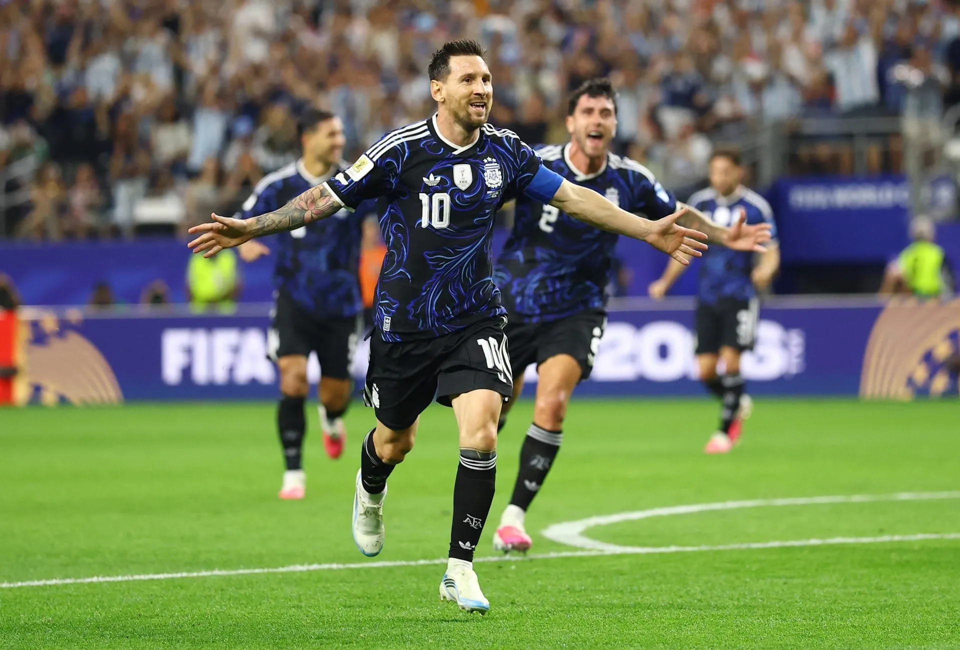 Messi comemora gol contra a Jordânia com segundo uniforme da Argentina, que será usado contra Inglaterra. Foto: REUTERS/Hannah Mckay