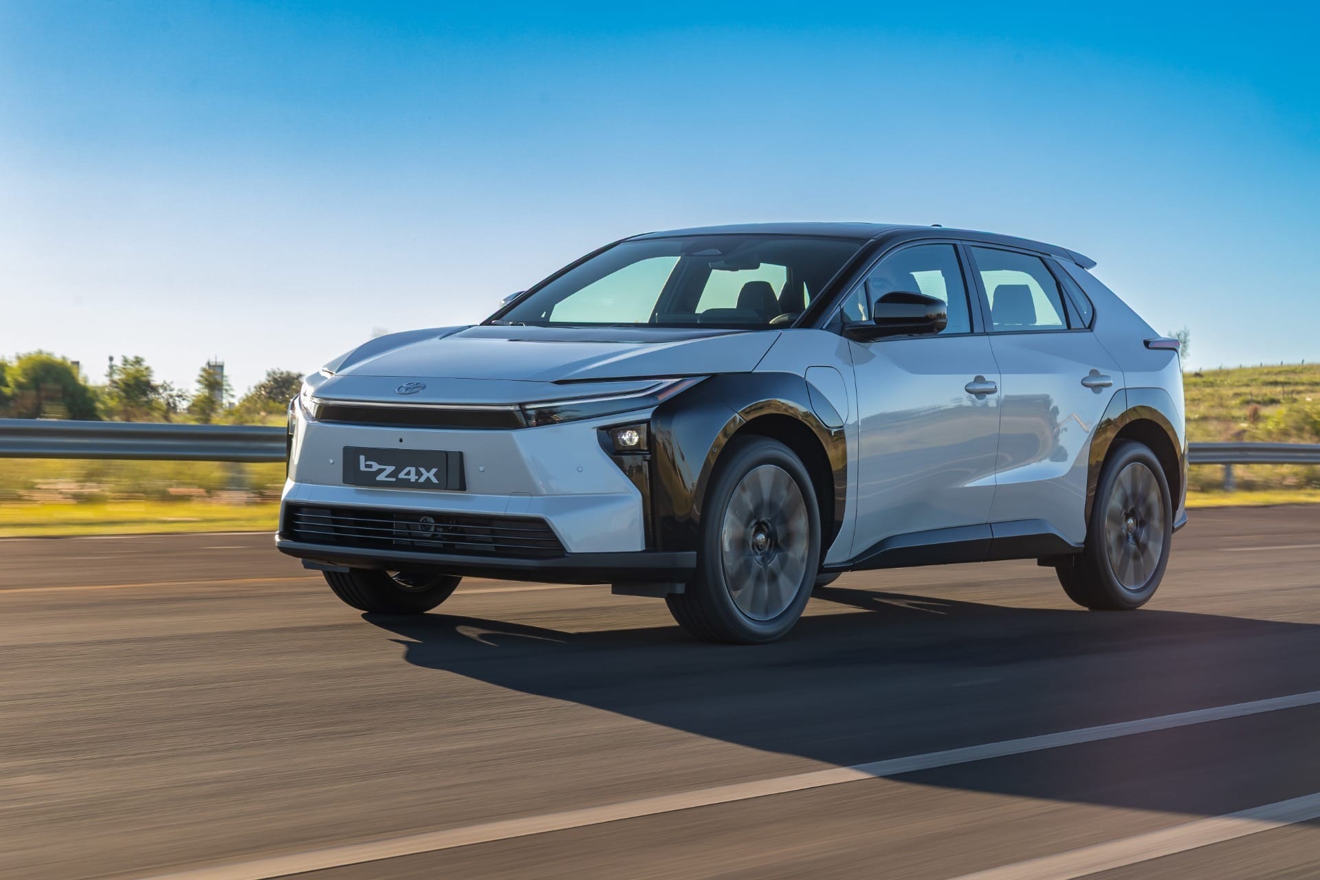Toyota bZ4X estreia no Brasil por R$ 419,9 mil e desafia elétricos premium