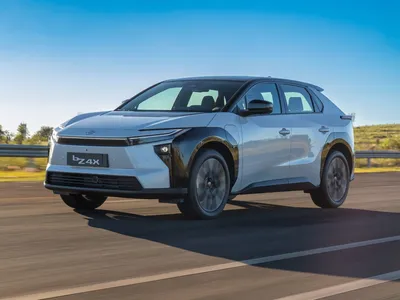 Toyota bZ4X estreia no Brasil por R$ 419,9 mil e desafia elétricos premium