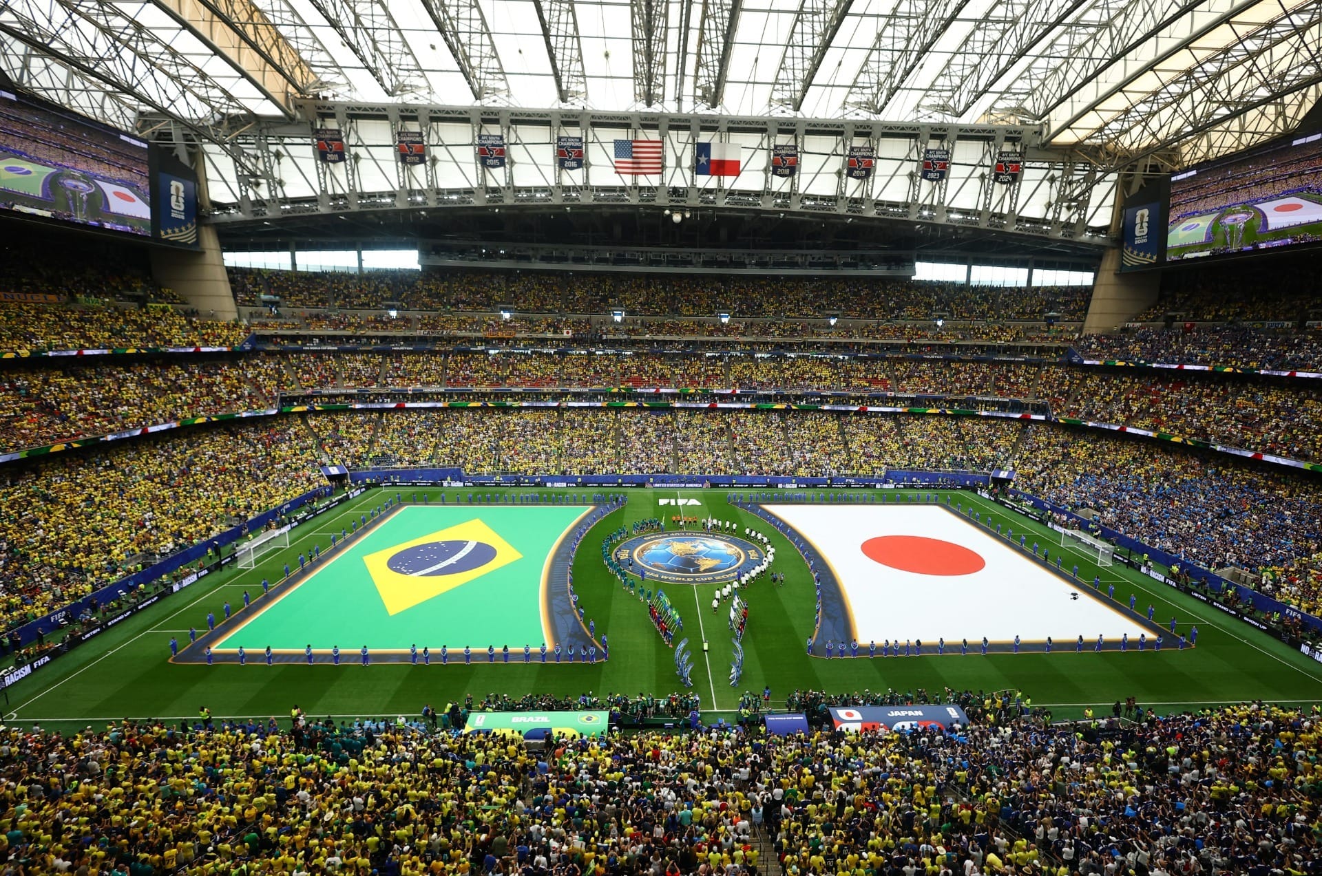 Bandeiras do Brasil e Japão durante a entrada dos jogadores