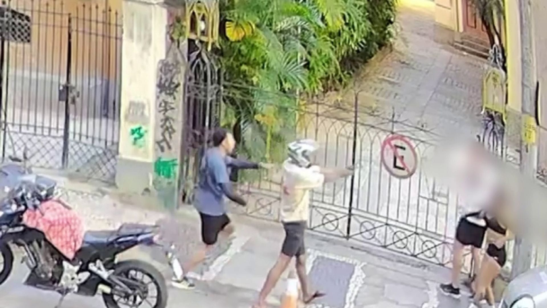 Câmera flagra assalto a casal na Glória, na Zona Sul do Rio