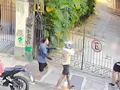Câmera flagra assalto a casal na Glória, na Zona Sul do Rio