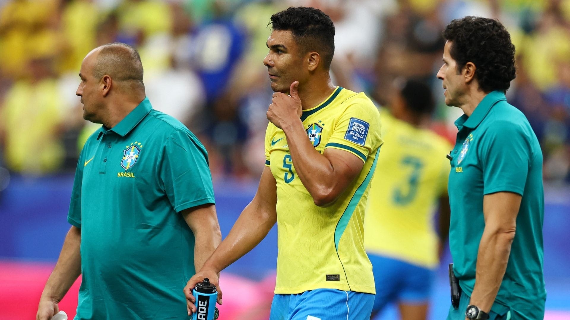 Casemiro é substituído durante o jogo 