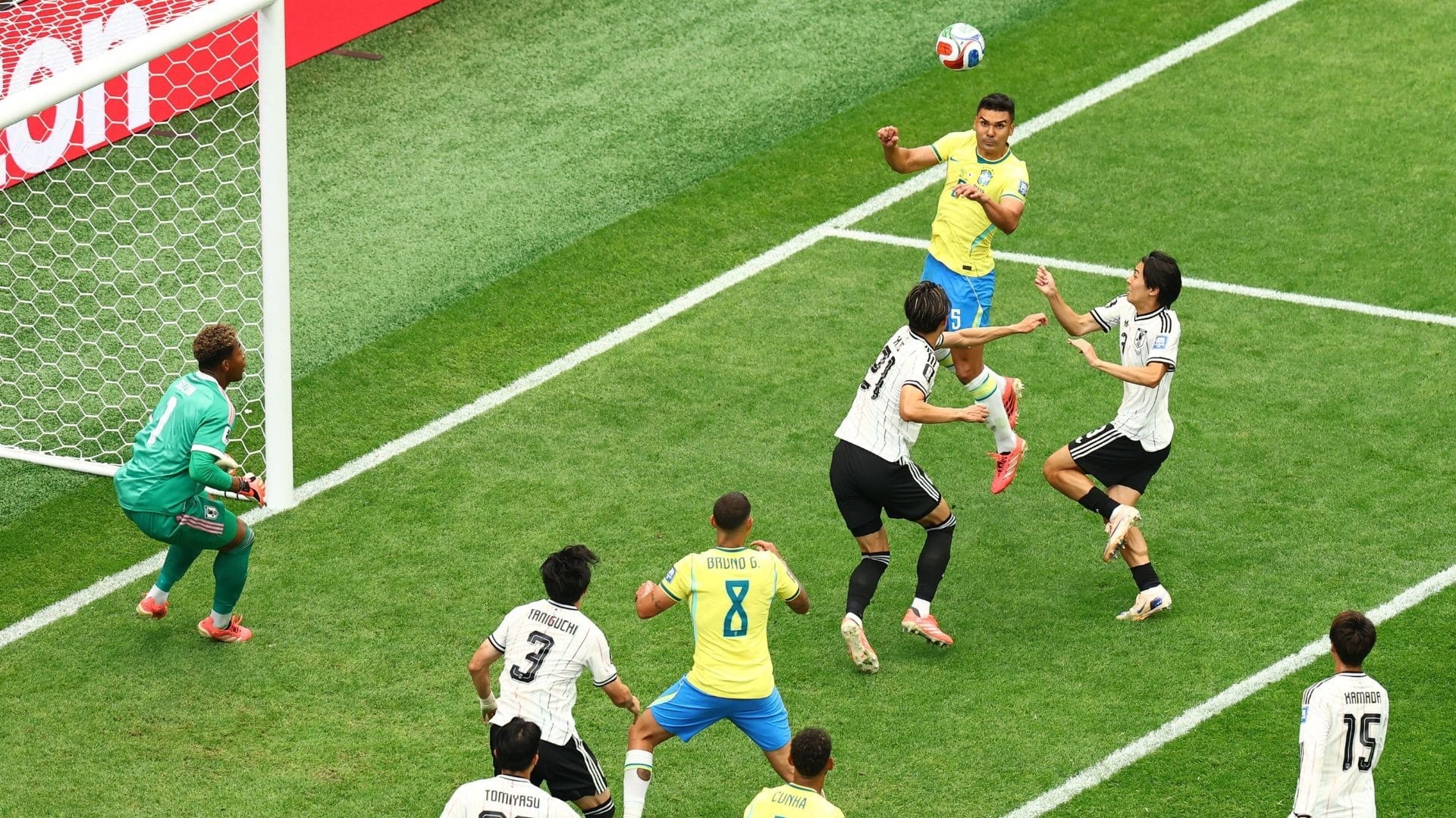 Casemiro sobe e abre o placar para o Brasil