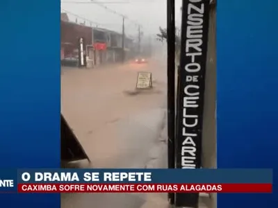 Chuva volta a alagar ruas no Caximba, em Curitiba