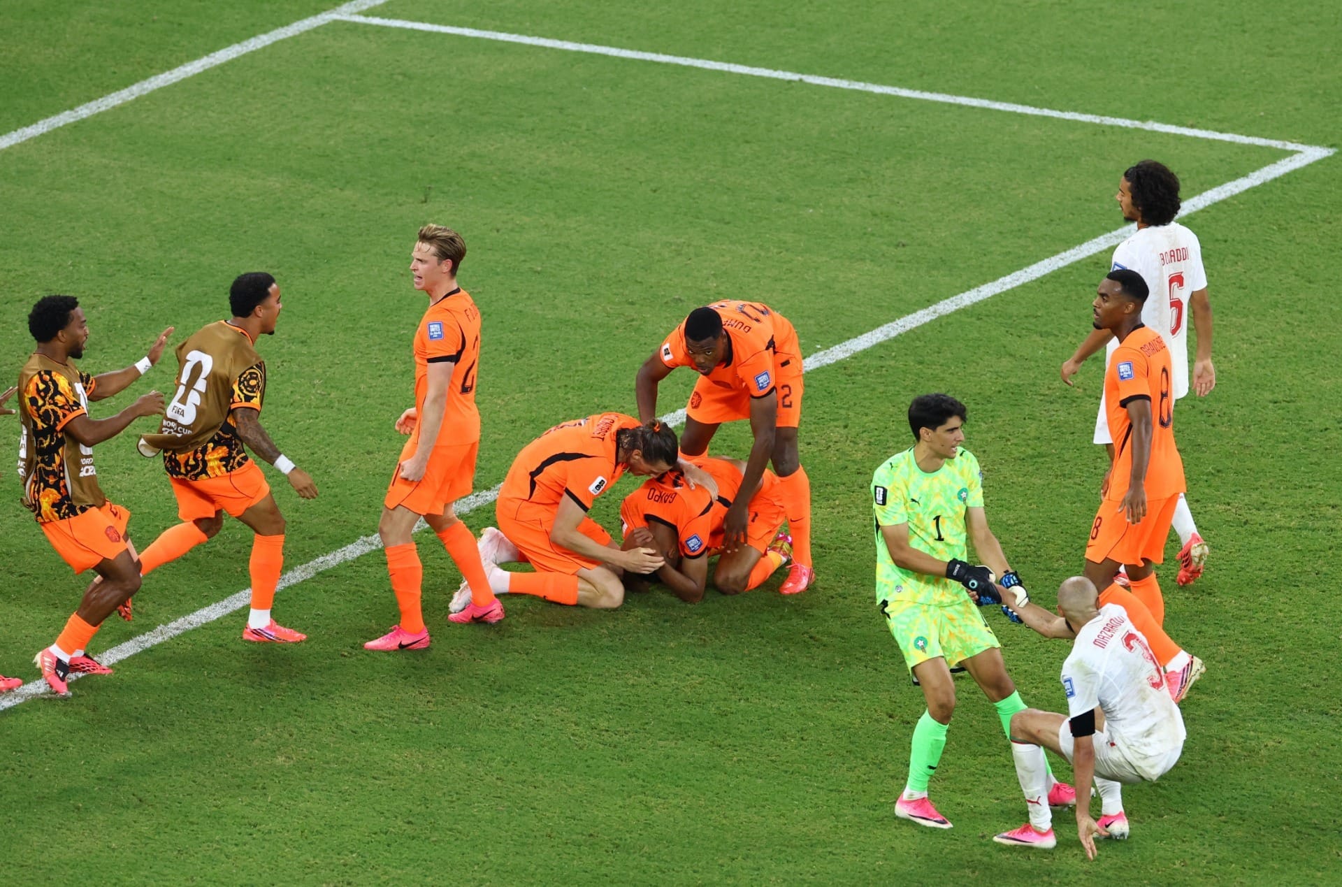 Após aborto da namorada, jogador da Holanda faz gol e se emociona
