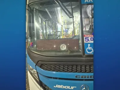 Greve de rodoviários no RJ tem pelo menos 30 ônibus vandalizados