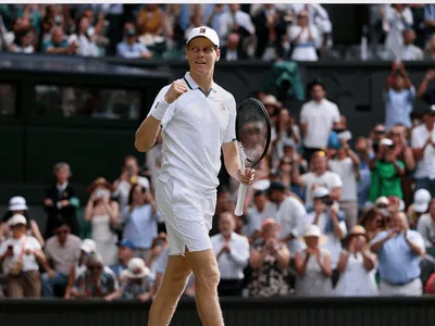 Jannik Sinner supera susto e vence na estreia em Wimbledon