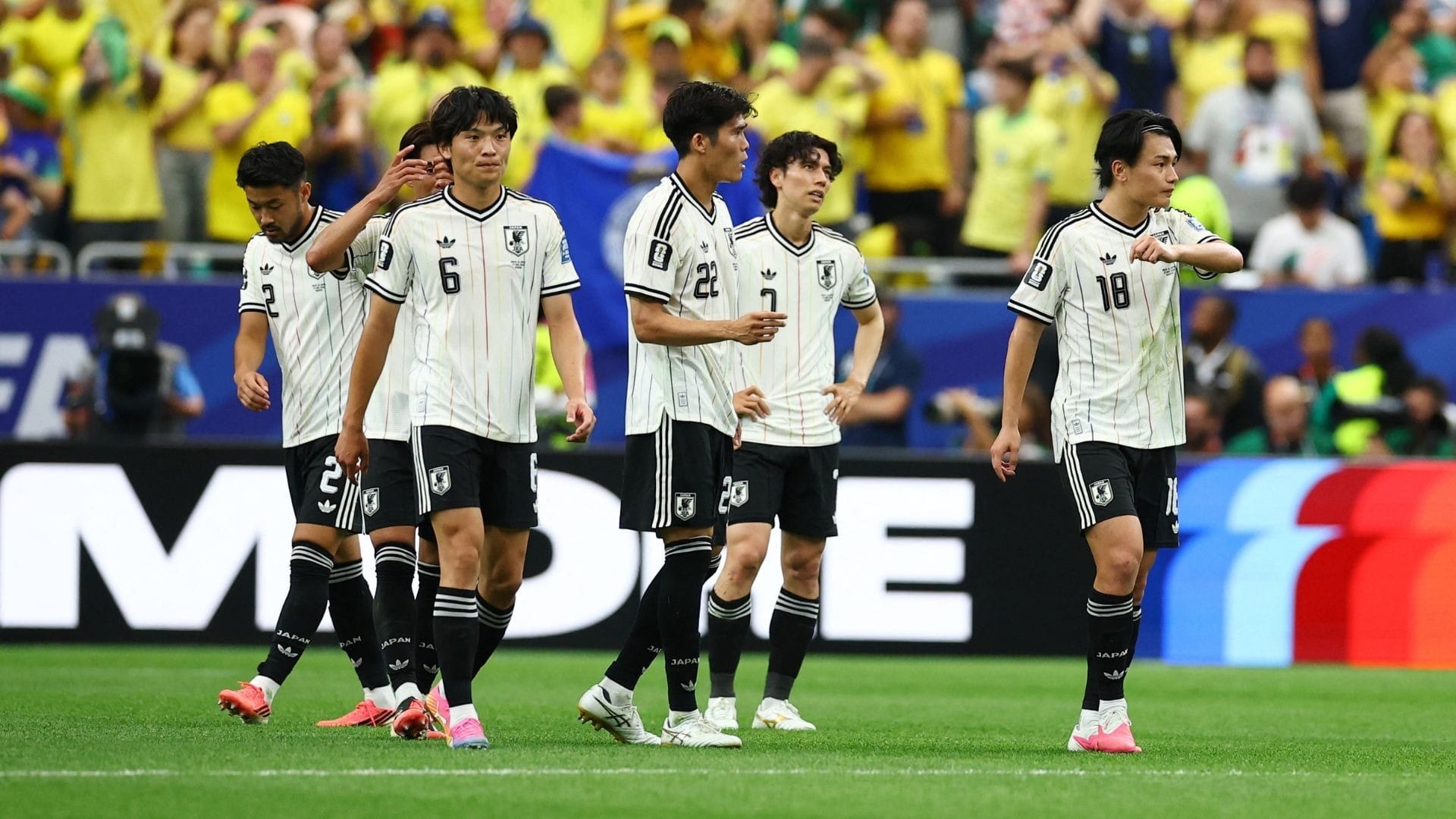 Jogadores japoneses lamentam gol sofrido
