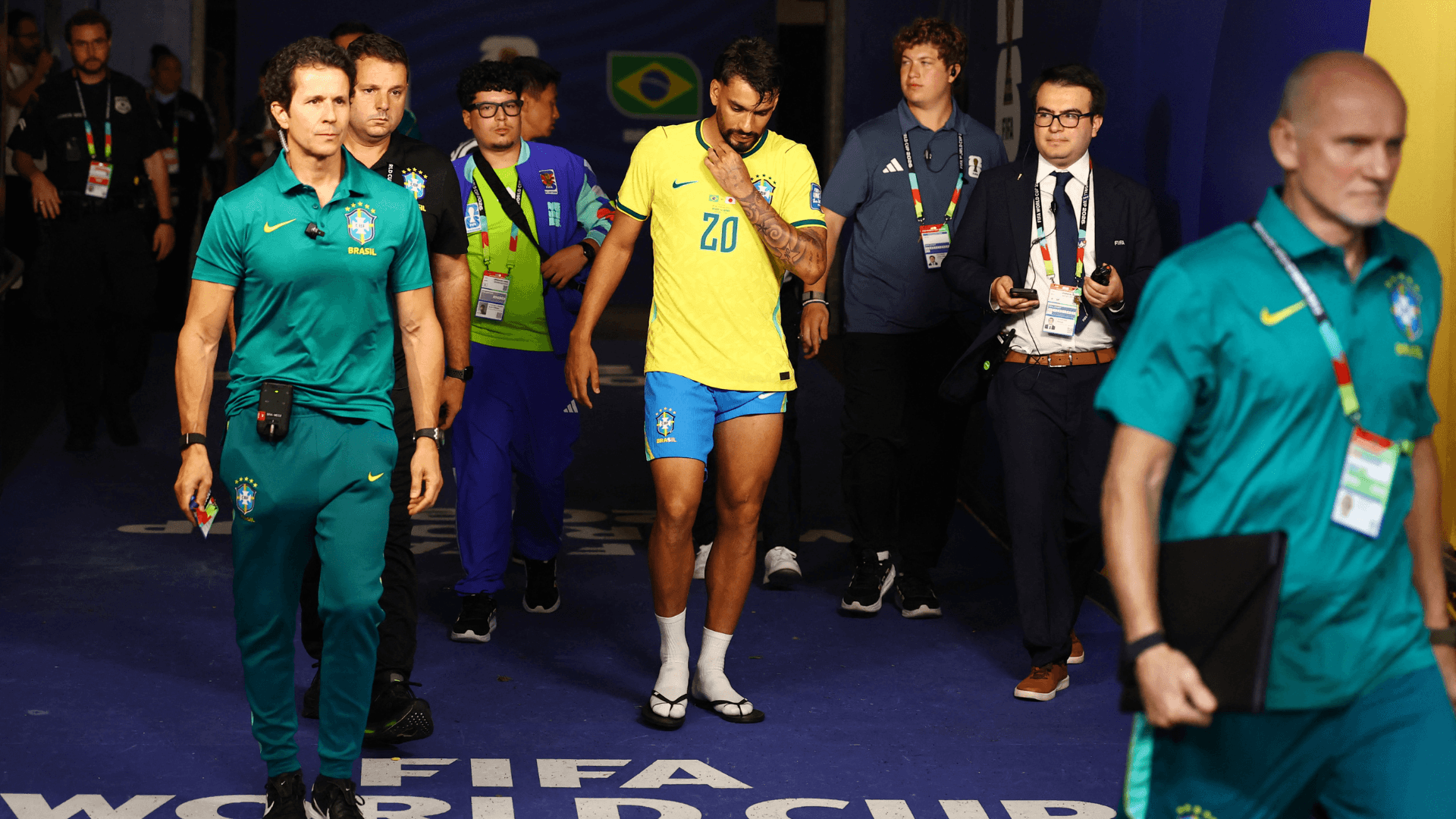 Lucas Paquetá é substituído durante o intervalo
