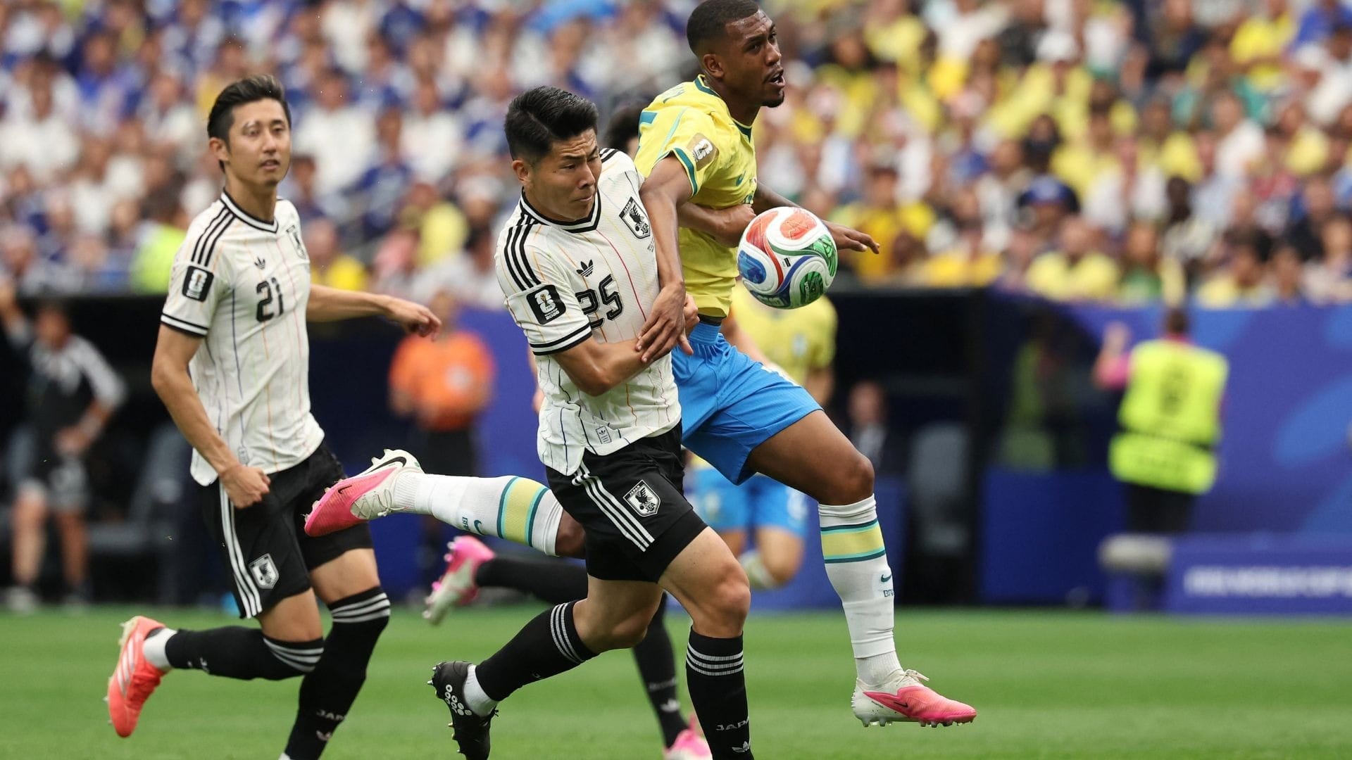 Rayan disputa bola com jogadores do Japão