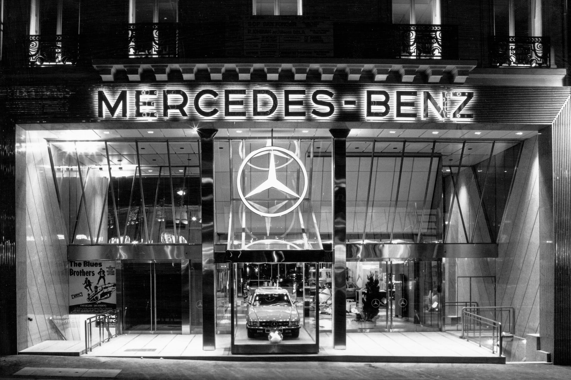 Showroom da Mercedes-Benz em Paris integra a presença global da marca em sua celebração de 100 anos