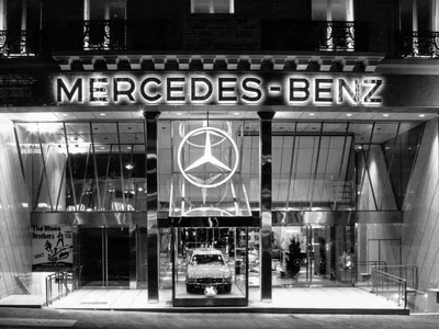 Mercedes-Benz chega aos 100 anos e acelera aposta em luxo elétrico global