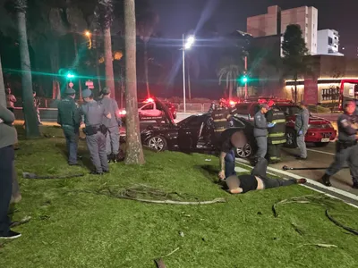 Passageira morre após motorista bêbado bater carro de luxo em árvore