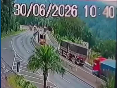 Acidente com caminhão bloqueia BR-277 em Morretes