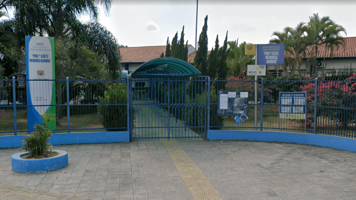 Aluno é suspenso após colocar vidro na água da professora em SJCampos