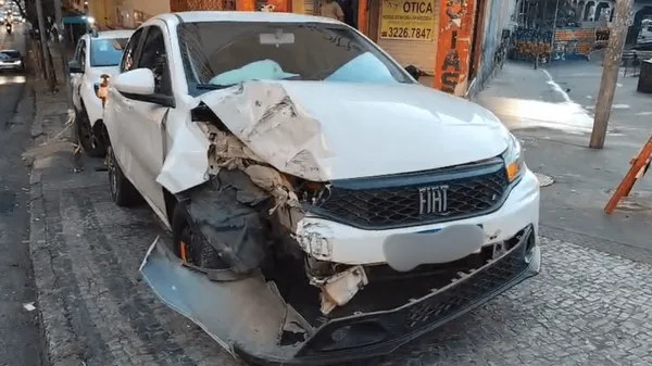 Carro de app bate em poste e capota no Centro de BH