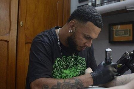 Do anime ao realismo: a trajetória do tatuador mineiro David Magnum