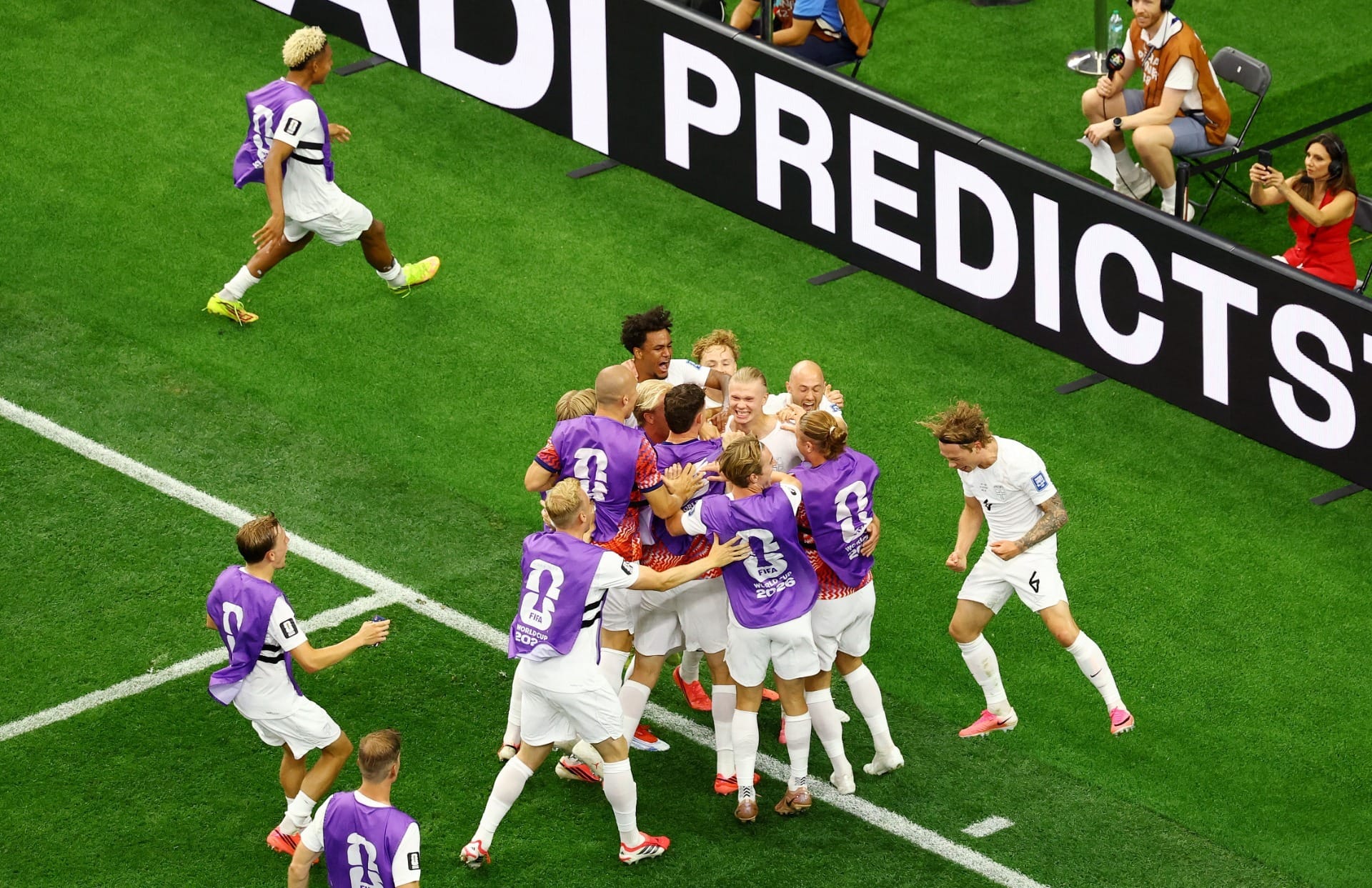 Erling Haaland, da Noruega, comemora o segundo gol da equipe com seus companheiros.
