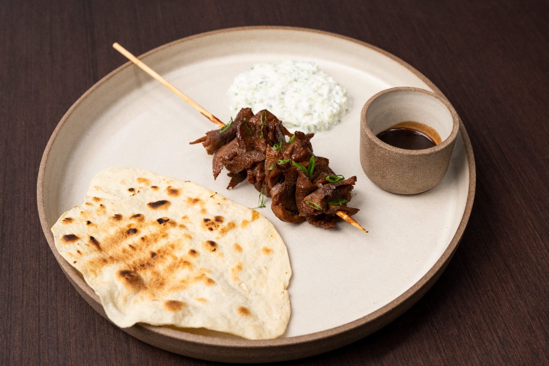 Espeto de língua bovina com tzatziki e pão ázimo | Band Receitas