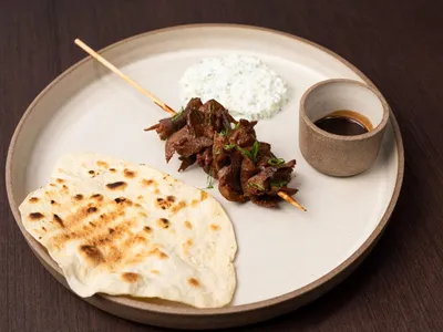 Espeto de língua bovina com tzatziki e pão ázimo | Band Receitas