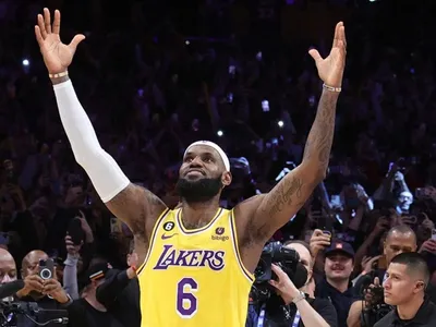 LeBron James deixa Lakers e jogará por outro time na NBA