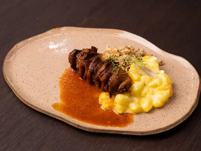 Língua de boi assada com salada de batata e farofa cítrica | Band Receitas