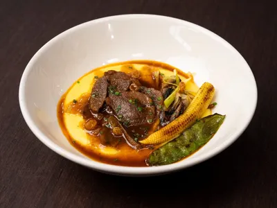 Língua de boi com purê de mandioquinha e legumes salteados | Band Receitas