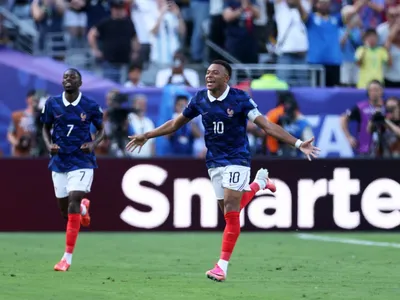 Mbappé faz 2 gols e se aproxima de Messi em artilharia das Copas