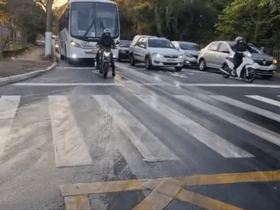 Vazamento de óleo provoca acidentes na Avenida Iacanga, em Americana