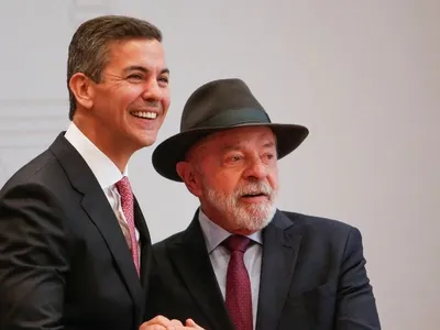 Lula chega à cúpula do Mercosul e parabeniza Paraguai por vaga na Copa