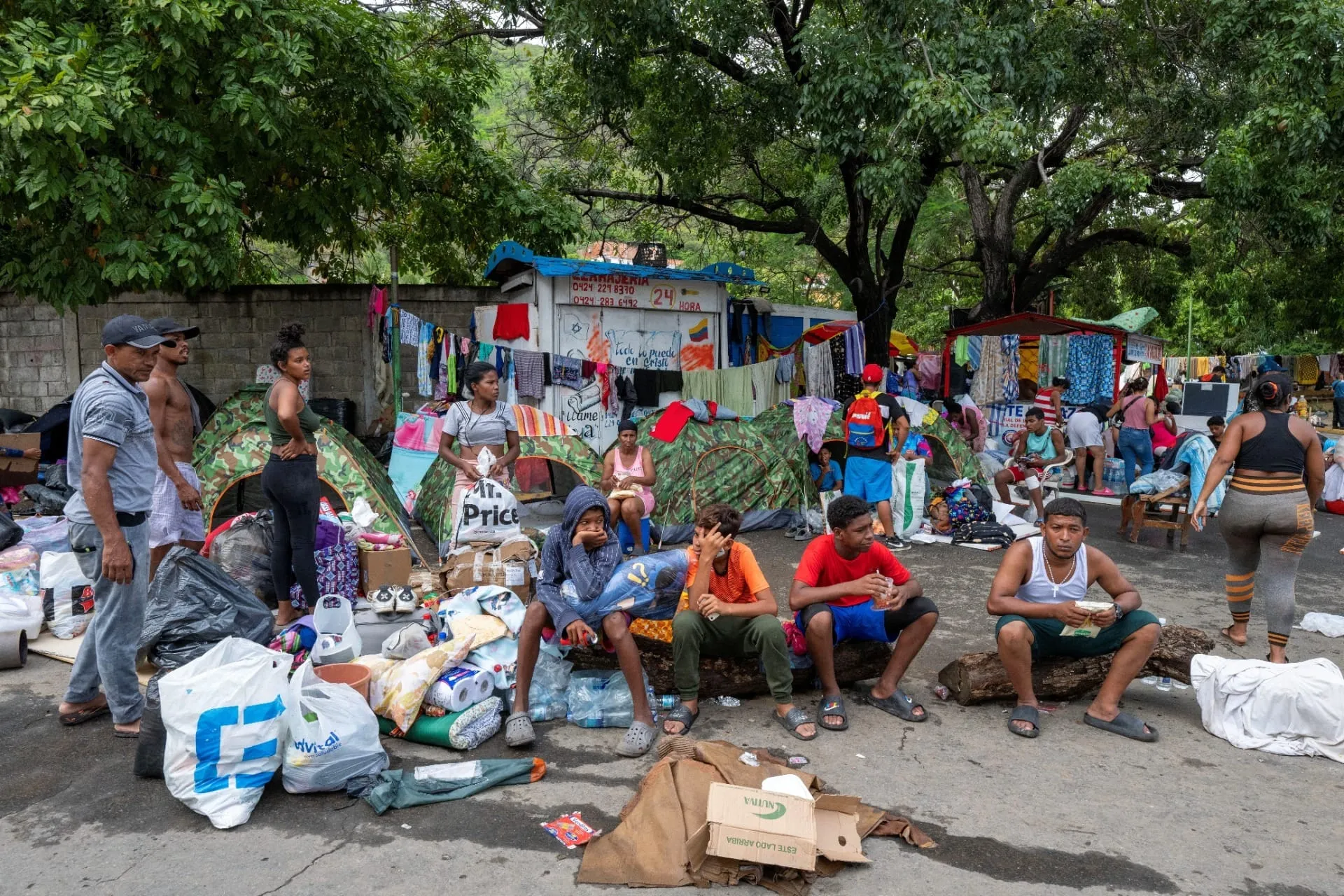 Deslocados fazem fila para receber medicação em La Guaira (Miguel Medina/Pool via REUTERS)