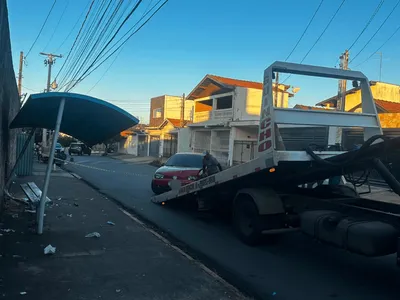 VÍDEO: Carro invade ponto de ônibus e atropela adolescentes em Piracicaba