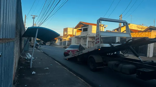 VÍDEO: Carro invade ponto de ônibus e atropela adolescentes em Piracicaba