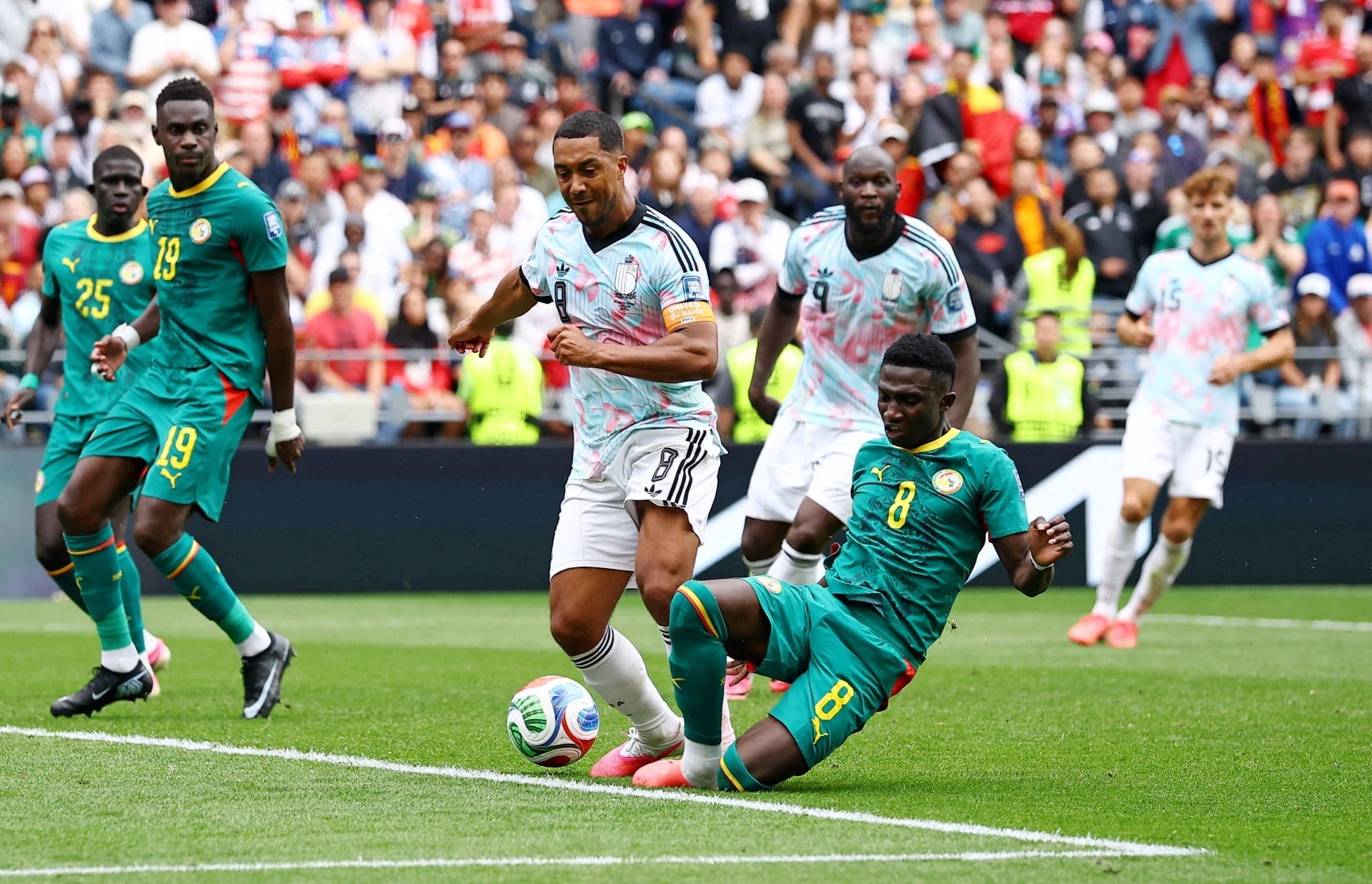 Árbitro brasileiro foi decisivo e polêmico na vitória da Bélgica