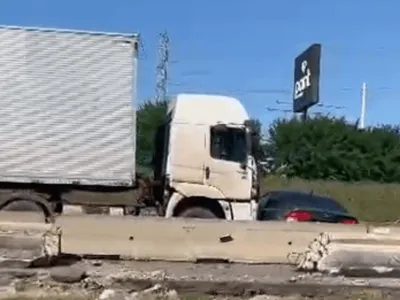 VÍDEO: carreta arrasta veículo na Via Dutra em São José dos Campos