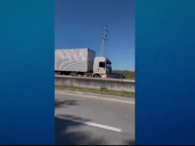 Carreta arrasta carro de idosa em São José dos Campos, no interior de SP