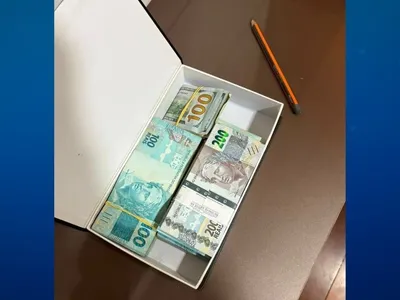 PF acha dinheiro em livros falsos em ação que mirou aliados de líder do PL