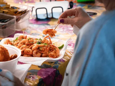 Festival do Camarão chega em São Sebastião com gastronomia e música
