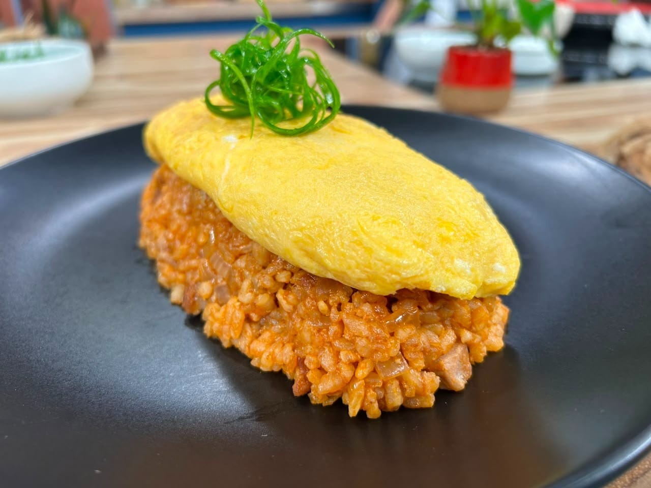 Omelete com arroz japonês (omurice) do chef Bruno Hashimoto | Band Receitas