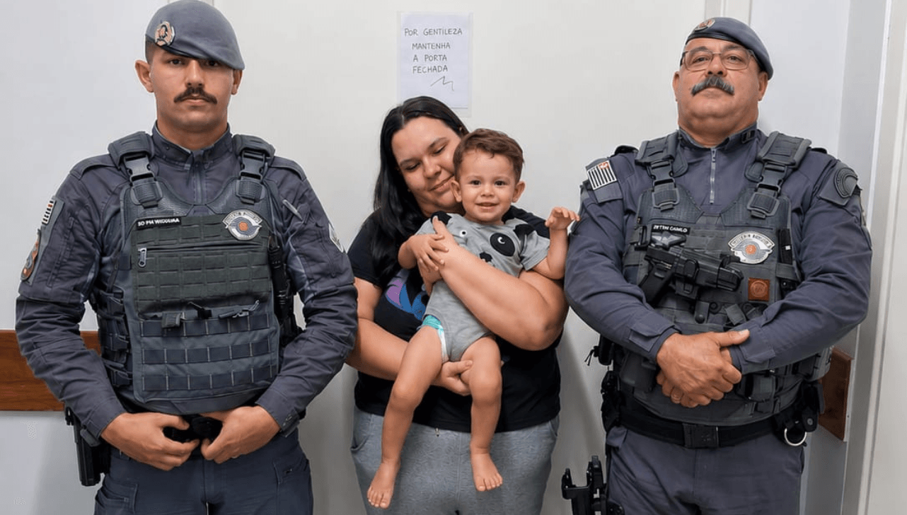 Policiais militares salvam bebê de 1 ano e 8 meses engasgado em Rio Claro