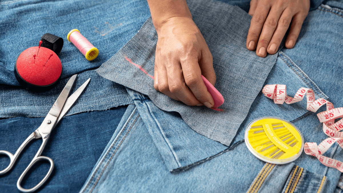 UE proíbe destruição de roupas não vendidas e impulsiona busca por brechós
