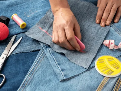 UE proíbe destruição de roupas não vendidas e impulsiona busca por brechós